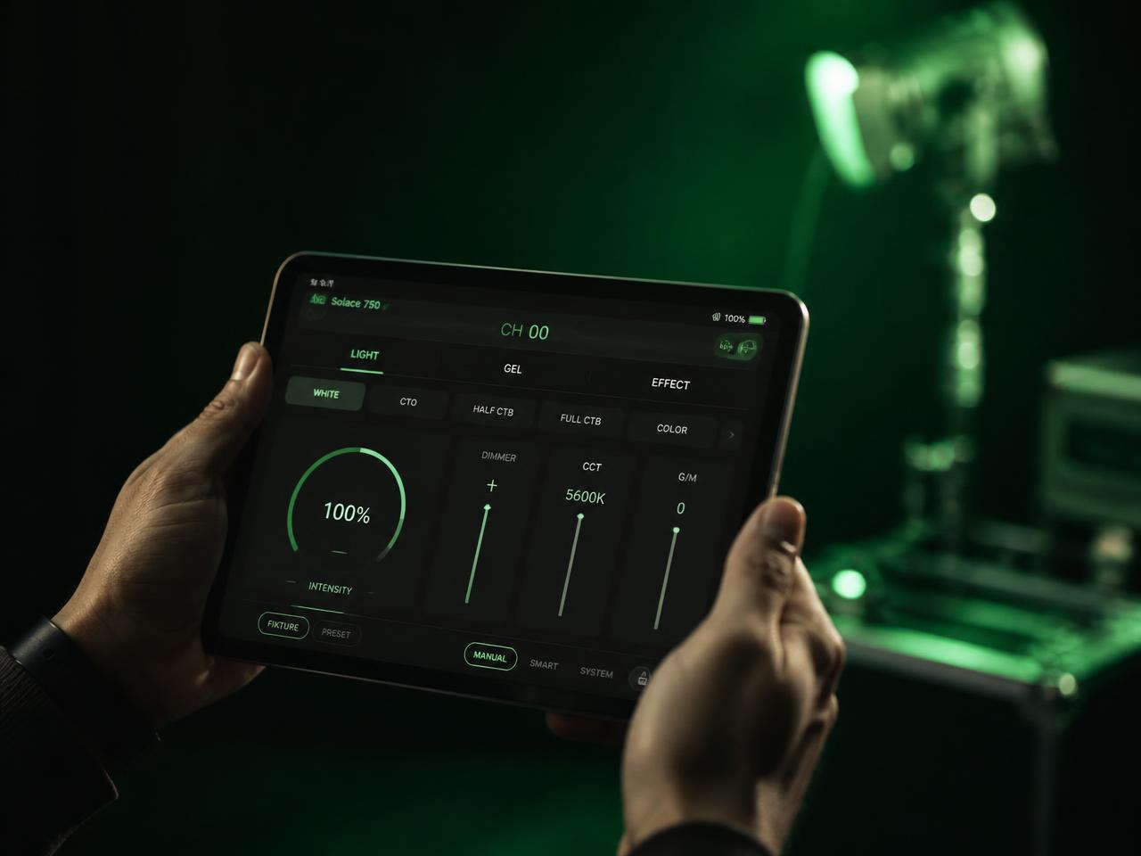 Des mains pilotent la session de prompteur depuis une tablette sur le plateau
